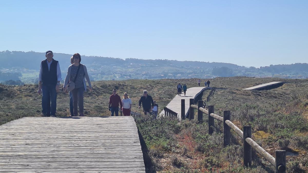 El sendero peatonal del istmo de A Lanzada, esta mañana.