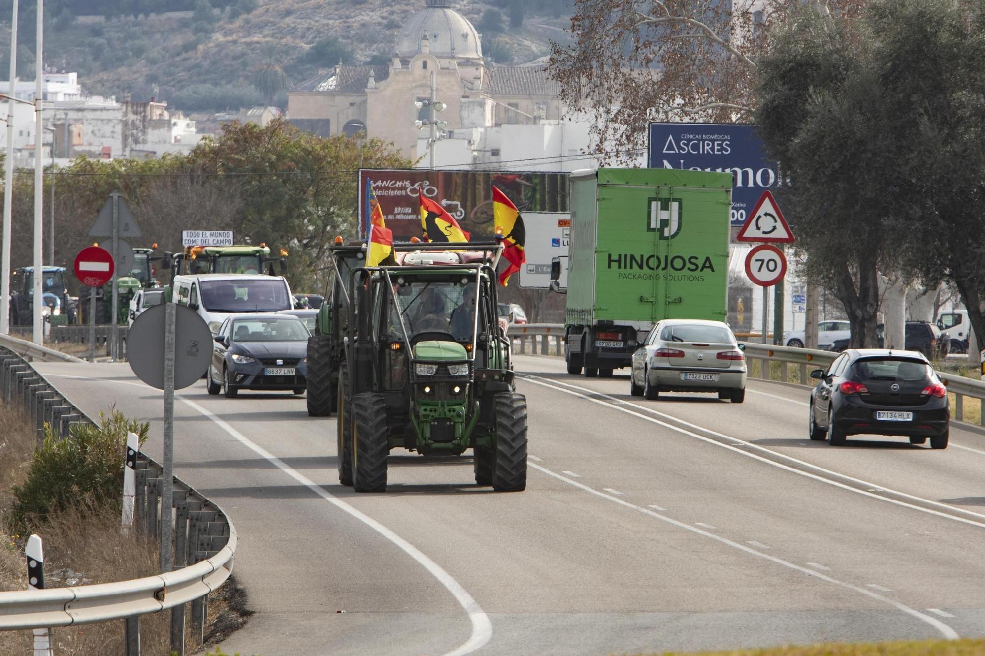 La tractorada por la crisis del campo se hace visible en Xàtiva