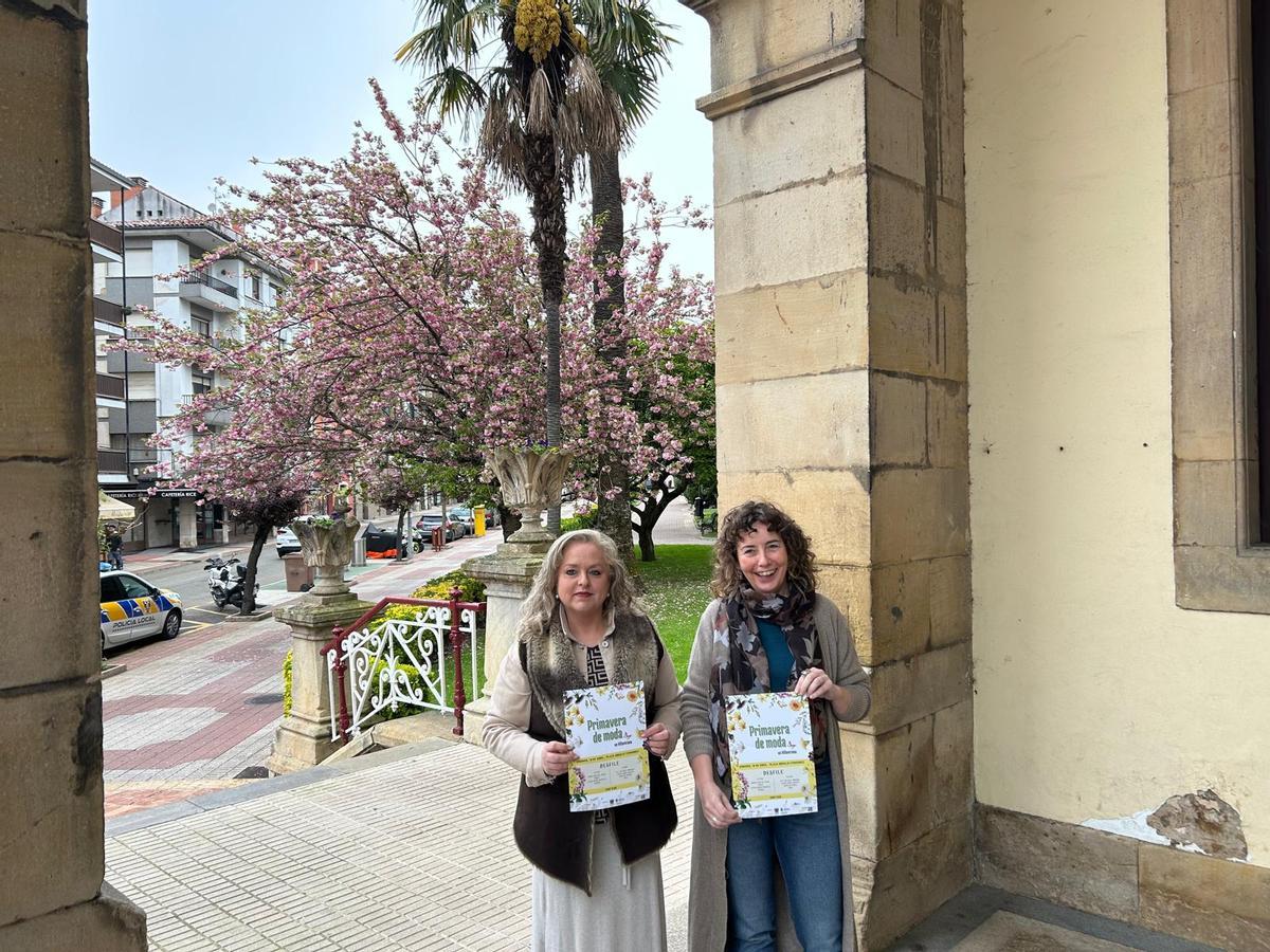 Por la izquierda, Lucía Llera y Rocío Vega, presentando "Primavera de moda".