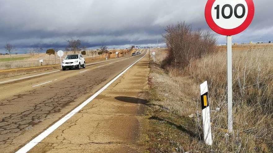 Una señal de límite de velocidad que no se ha cambiado, en la carretera La Coruña.