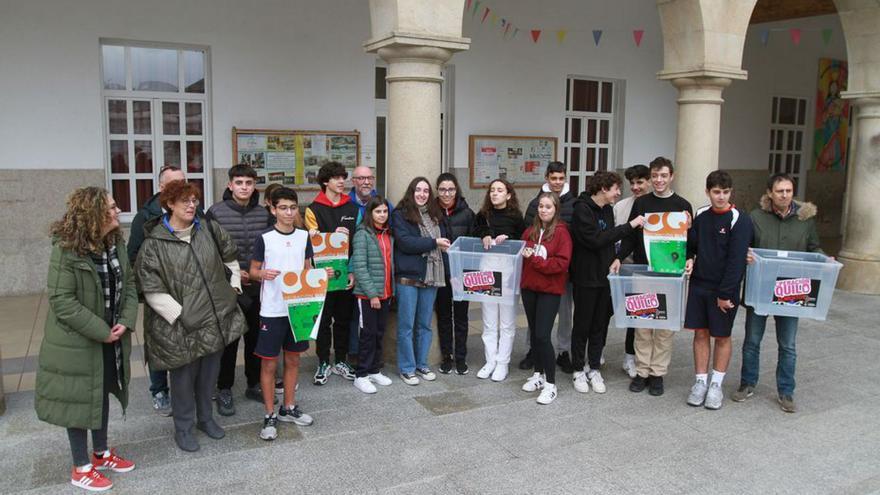 Los voluntarios de la asociación con las urnas de la campaña. |   // I.OSORIO