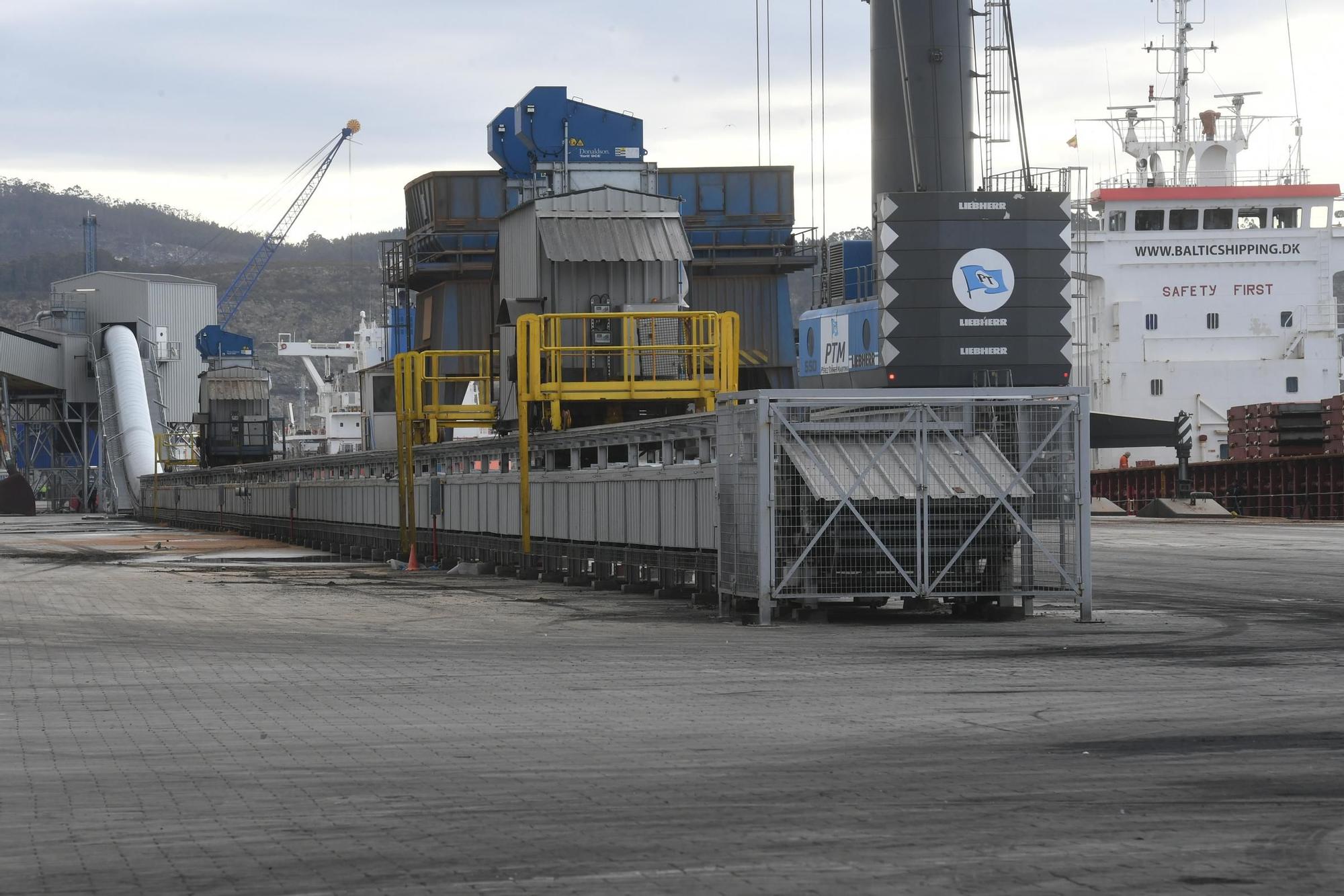 Atraca en el puerto exterior un carguero que navega con propulsión eólica