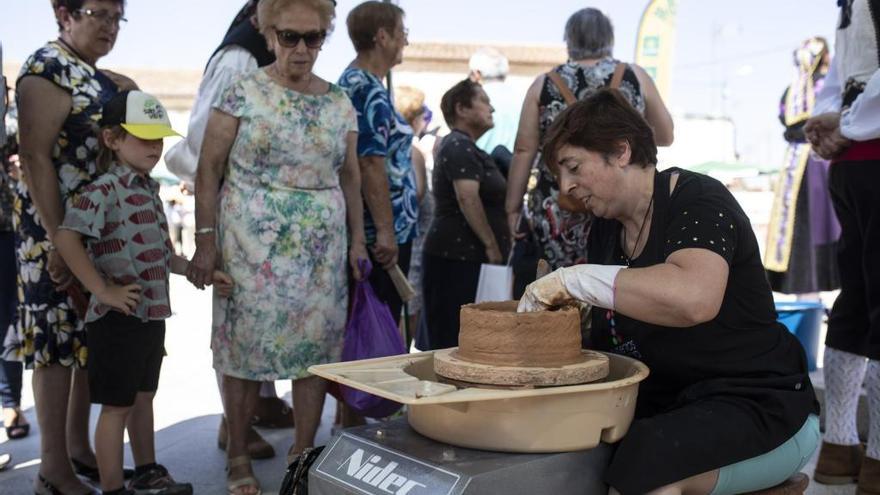 Una mujer realiza una pieza en el torno en la feria Alfareruela de Pereruela, en Zamora.