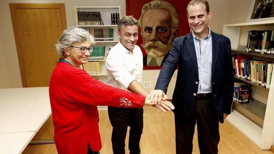De izquierda a derecha, Ana González, José Ramón Tuero y Constantino Vaquero, ayer, antes de empezar el debate.