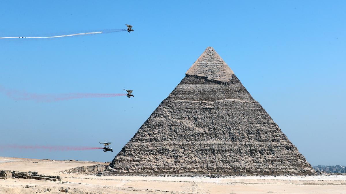 Aviones sobrevuelan la Gran Pirámide de Guiza, en Egipto.