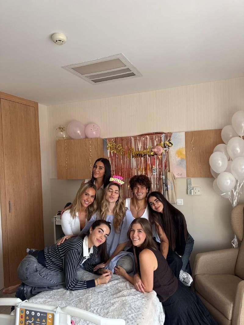 Sophie junto a todas sus amigas, que no dudaban en ir a verla al hospi.