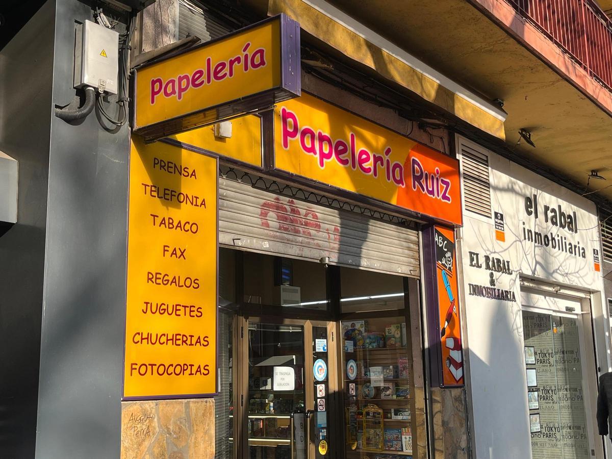 Fachada de la Papelería Ruiz, en la avenida San Juan de la Peña 1