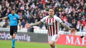 Rey Manaj celebra un gol con el Sivasspor