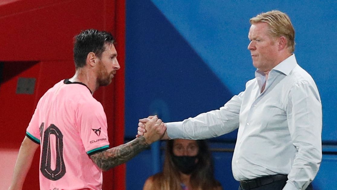 Lionel Messi estrecha la mano con Ronal Koeman