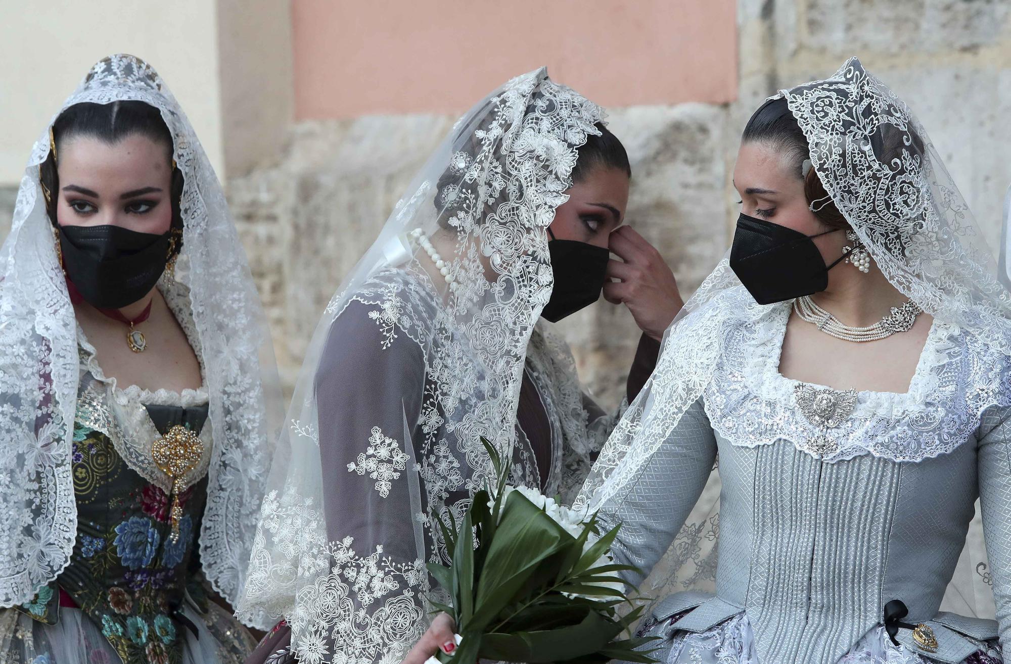 Flores de los falleros a la Virgen en el primer día de la "no ofrenda"