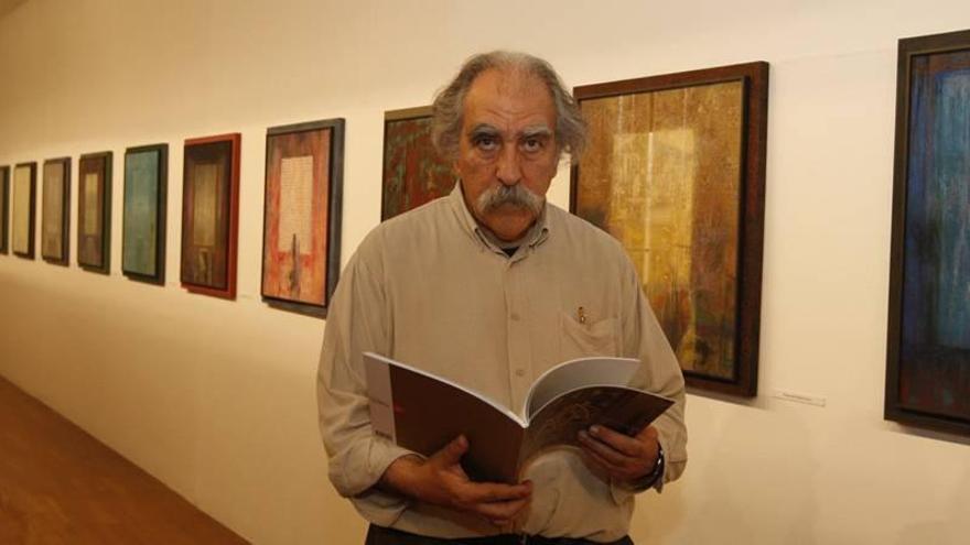 El arquitecto y pintor Vicente Martínez Gadea, en el Palacio Almudí de Murcia ante los cuadros de Ventanas.