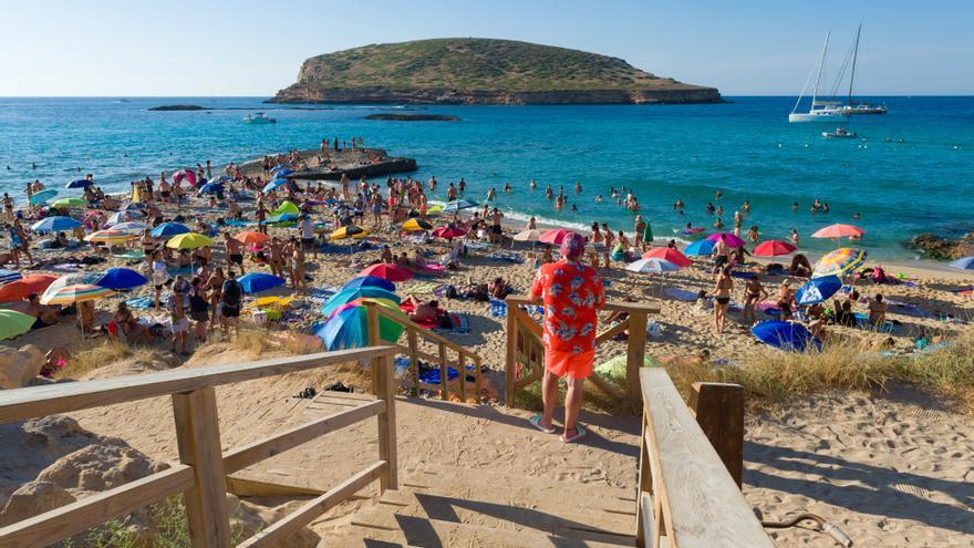 Bañistas en Platges de Comte.