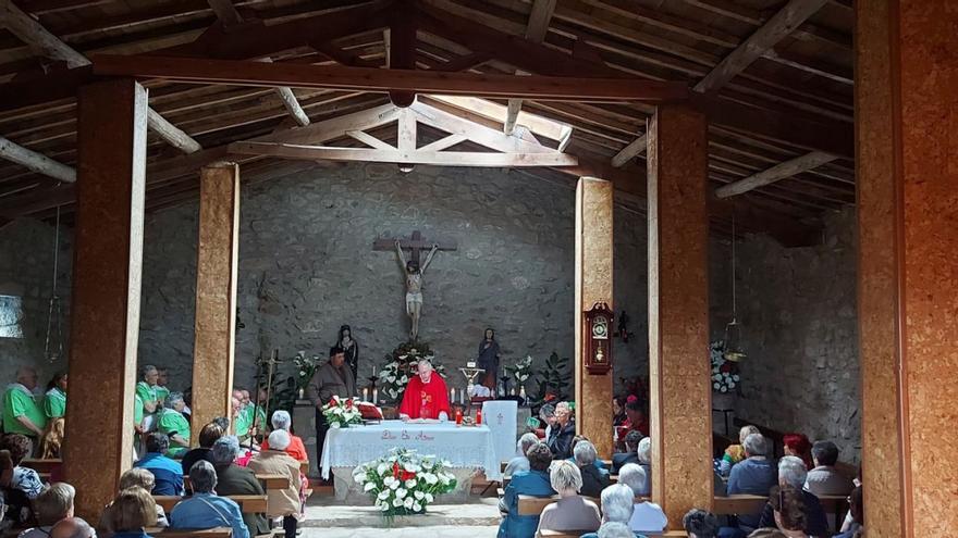 Misa en la ermita del Santo Cristo del Pino durante la romería de la Santa Cruz, que se celebra el Lunes de Pentecostés. | Cedida