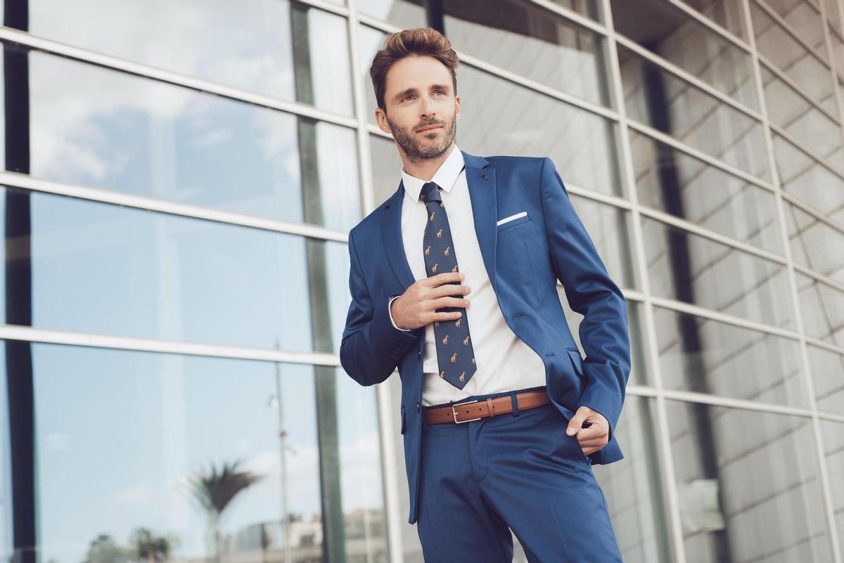 El traje azul es una de las tendencias masculinas del momento.