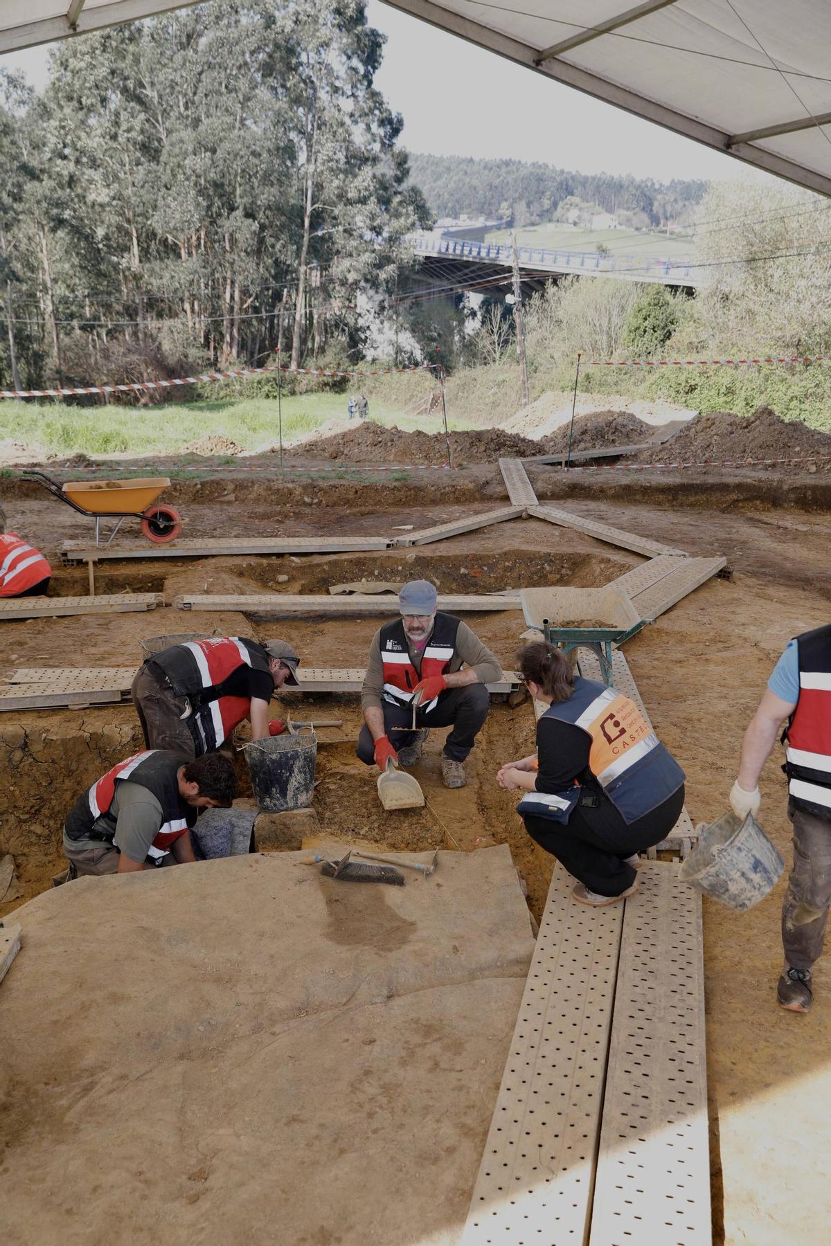 EN IMÁGENES: Hallan los restos de al menos seis víctimas en la fosa común de La Lloba