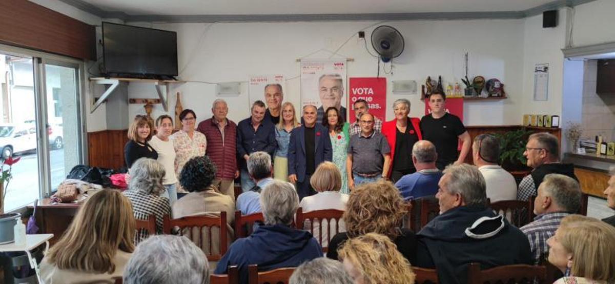 El PSOE de Bueu en el bar Rosa de los Vientos. |   // FDV