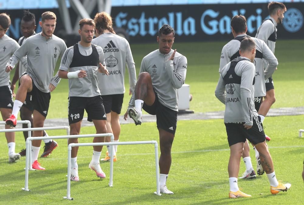 Óscar García dirige a sus jugadores en Balaídos antes de disputar este sábado su primer partido del curso como local.