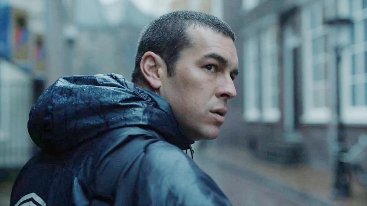 Mario Casas en un fotograma de 'Muy lejos'