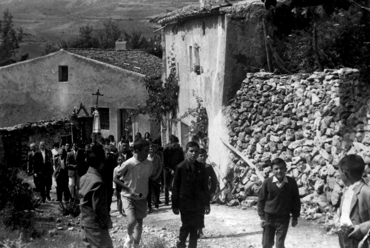 Miguel Benito, en el centro de la imagen, en una imagen de la época en Arbujuelo