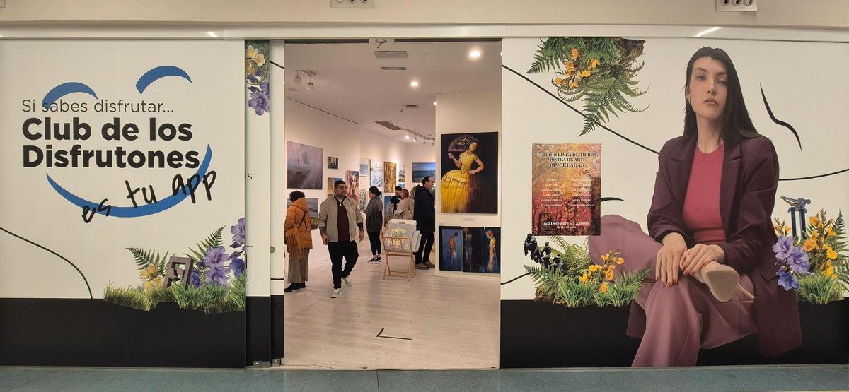 Entrada del local, en la primera planta del complejo comercial.