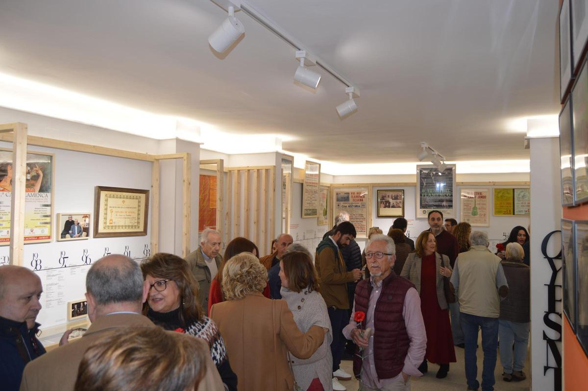 Asistentes a la inauguración del centro en Posadas.