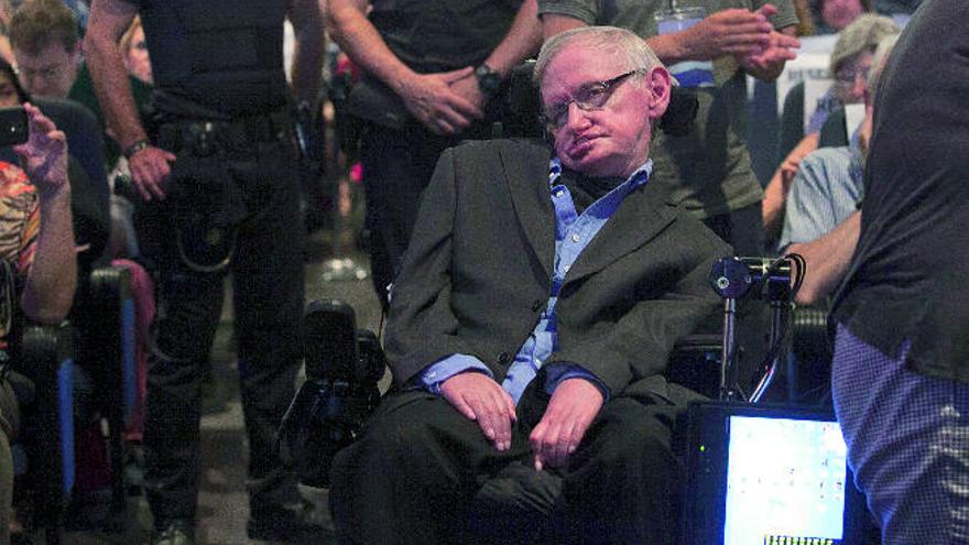 Detenida una estadounidense en Arona al amenazar de muerte a Stephen Hawking