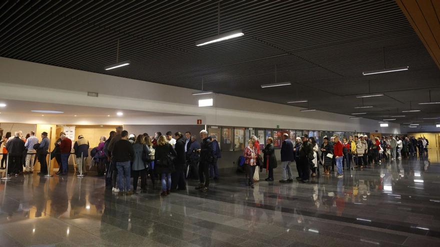 Largas colas para acceder a la sala de vacunación en el edificio de la Xunta. // GUSTAVO SANTOS