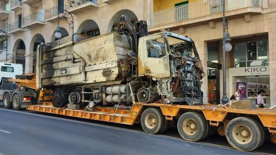 VÍDEO | Emaya investiga las causas del incendio de un camión de basura en la calle Jaume III de Palma