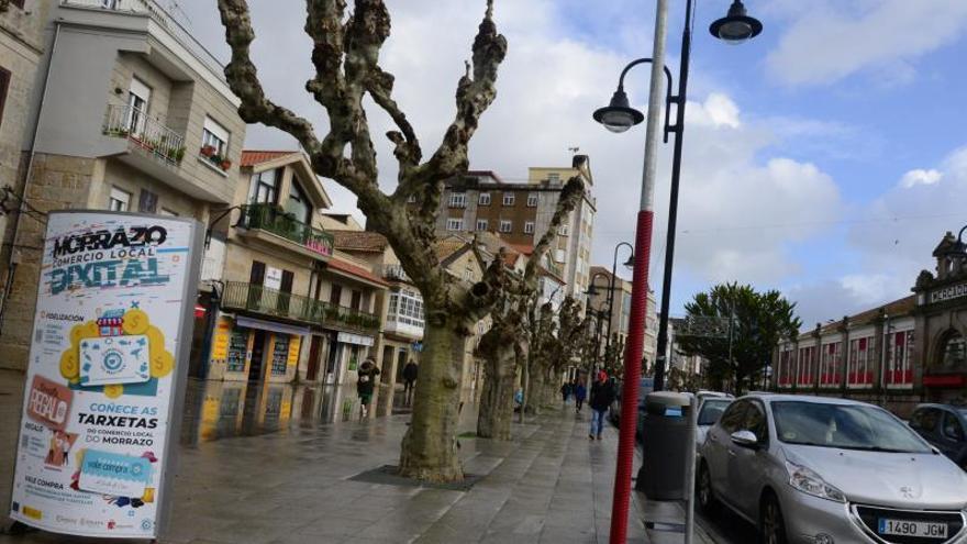 El temporal despejó el mercadillo de Cangas.