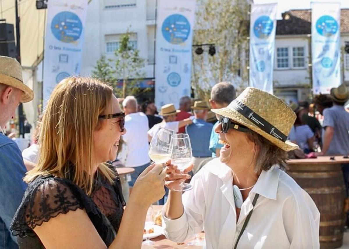 Brindis na Feira do Viño do Rosal. Viaxe en globo na Ribeira Sacra. Turismo en Cambados.  // FdV