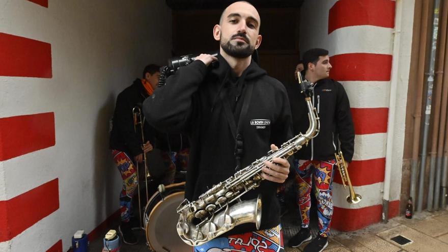 Aitor Góngora (músico de charanga): «Me gusta pisar la calle e ir alegrando a la gente al paso»