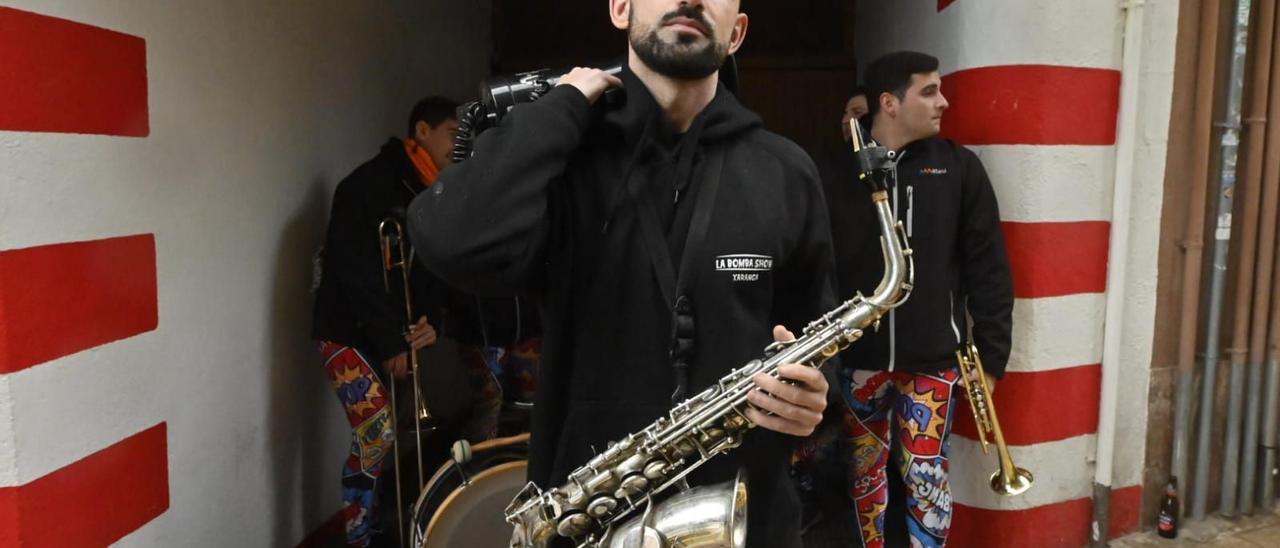 Aitor Góngora, músico de la charanga La Bomba Show, en Castelló, en Magdalena.