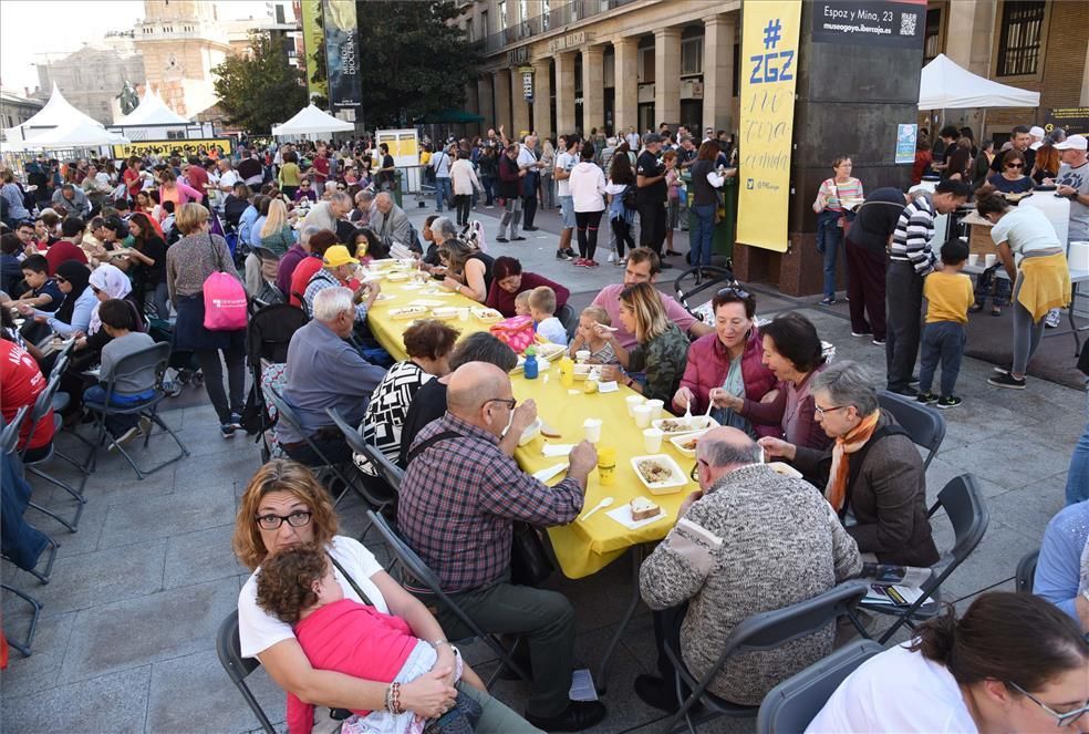 Miles de personas comen en la plaza del Pilar alimentos que iban a desecharse