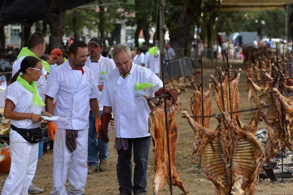 Moraña fue hoy el templo del carneiro ao espeto, plato que degustaron los vecinos y los visitantes acompañado de empanadas de zorza o bacalao con pasas