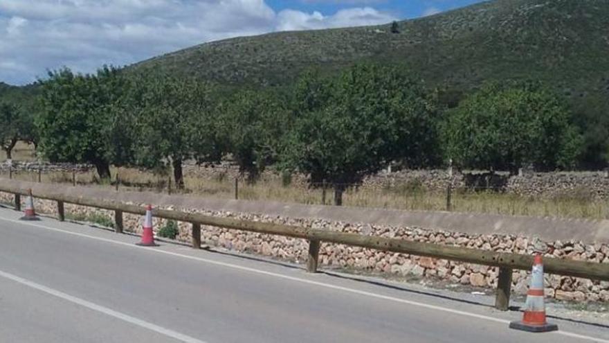 Holzplanken verhindern Parken am Hippie-Strand Cala Varques