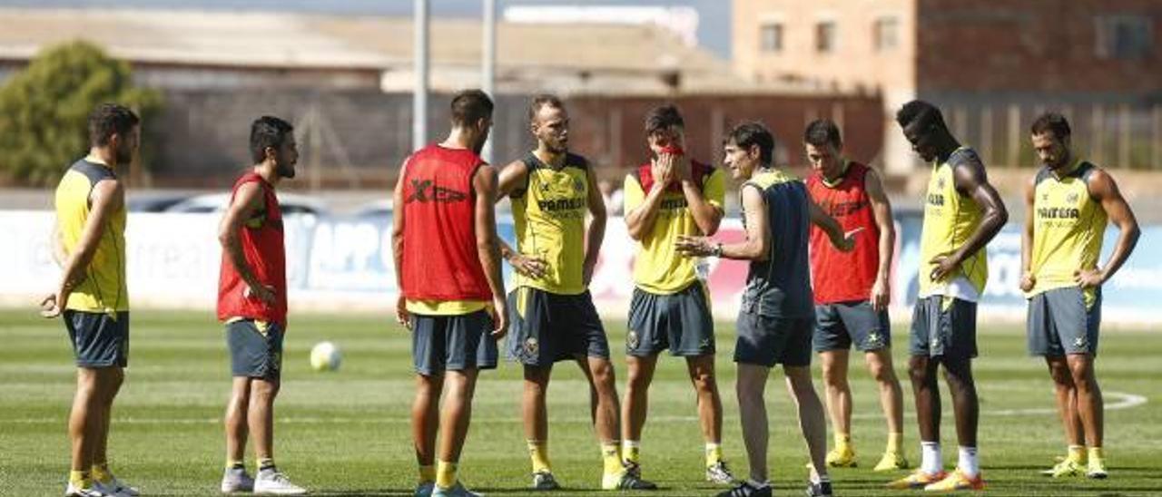 Marcelino da instrucciones a sus hombres durante un entrenamiento.