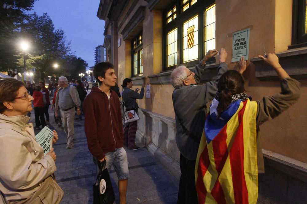 Enganxada de cartells a Girona a favor del referèndum