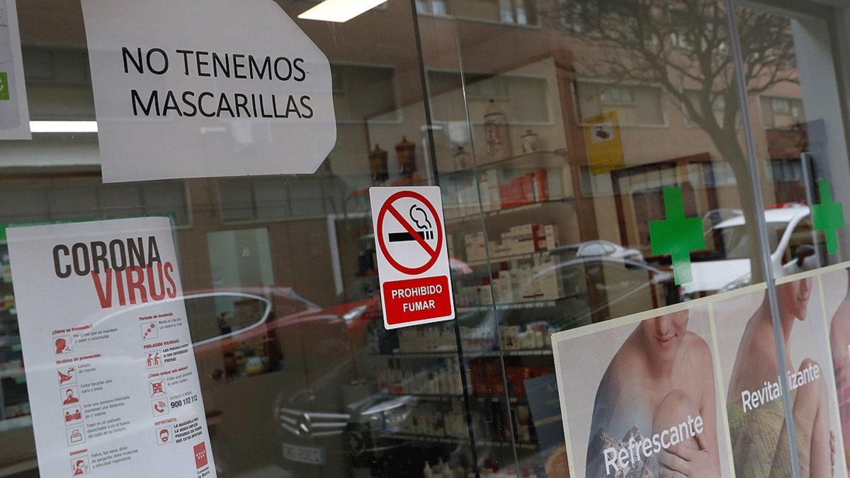 Cartel colgado en la puerta de una farmacia de Madrid para informar de la falta de mascarillas, el pasado 14 de abril