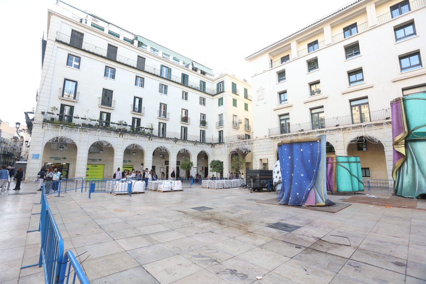 El Belén Gigante de Alicante ya se está montando en la Plaza del Ayuntamiento