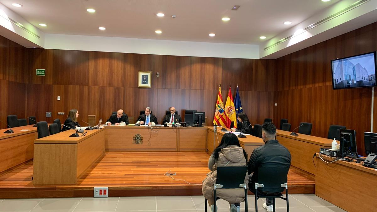 María José C. y José Antonio R. M., ayer, en el banquillo de los acusados de la Audiencia Provincial de Zaragoza.