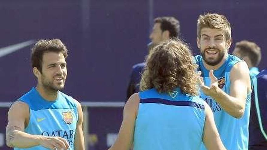 Cesc, Piqué y Puyol, durante el entreno de ayer. // Efe