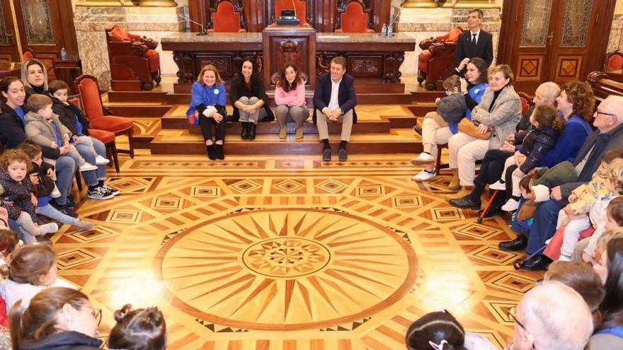 Una experiencia intergeneracional. Los alumnos de la Escuela Infantil Municipal Luís Seoane y la residencia de mayores Torrente Ballester compartieron este año experiencias en el marco del programa Recórdame, cuyo objetivo es crear vínculos y fomentar las relaciones afectivas entre ambas generaciones mediante encuentros mensuales. Usuarios de ambos centros visitaron ayer el palacio de María Pita, donde fueron recibidos por la alcaldesa, Inés Rey, y los concejales Juan Ignacio Borrego y Yoya Neira.  | LOC