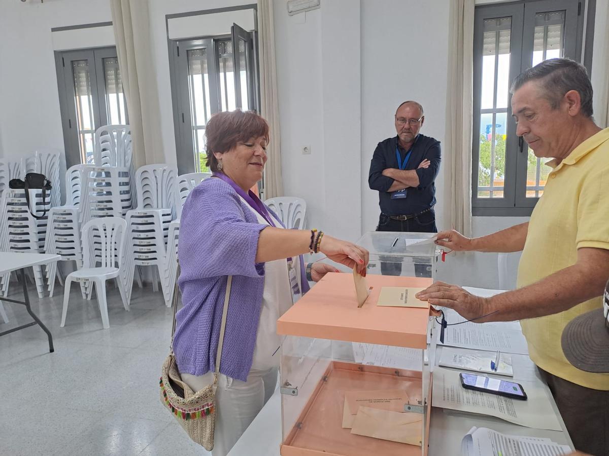 La candidata de Podemos IU-Verdes ejerce su derecho a voto.