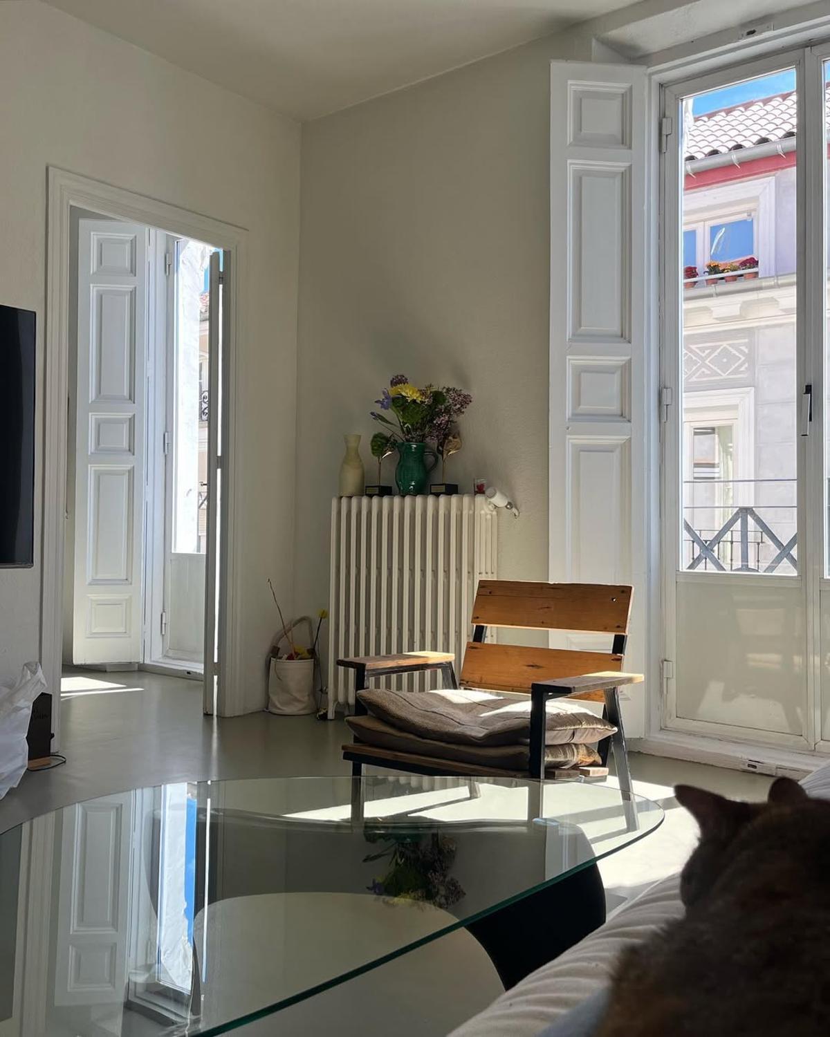 El salón de Anna Castillo en su piso en Madrid visto desde su sofá
