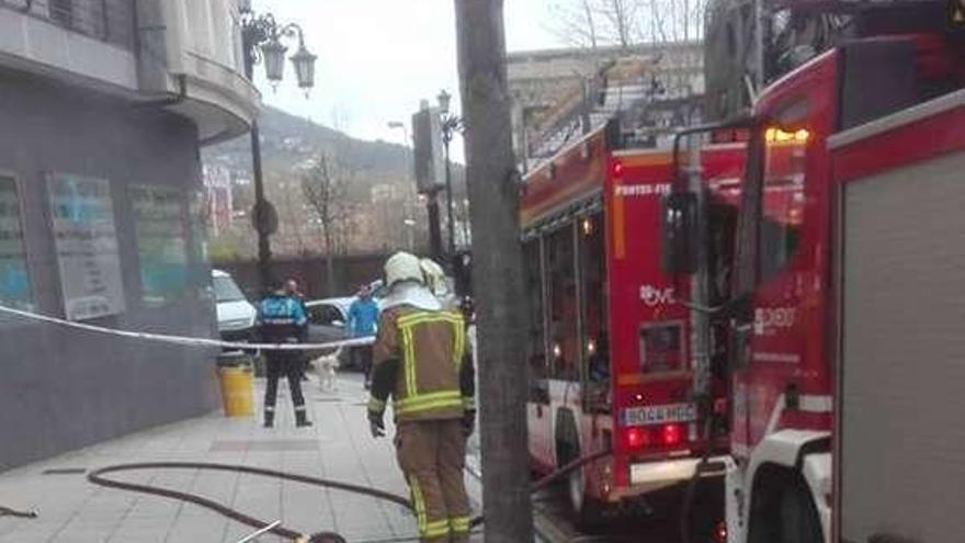 Bomberos y Policía Local, ante el restaurante.