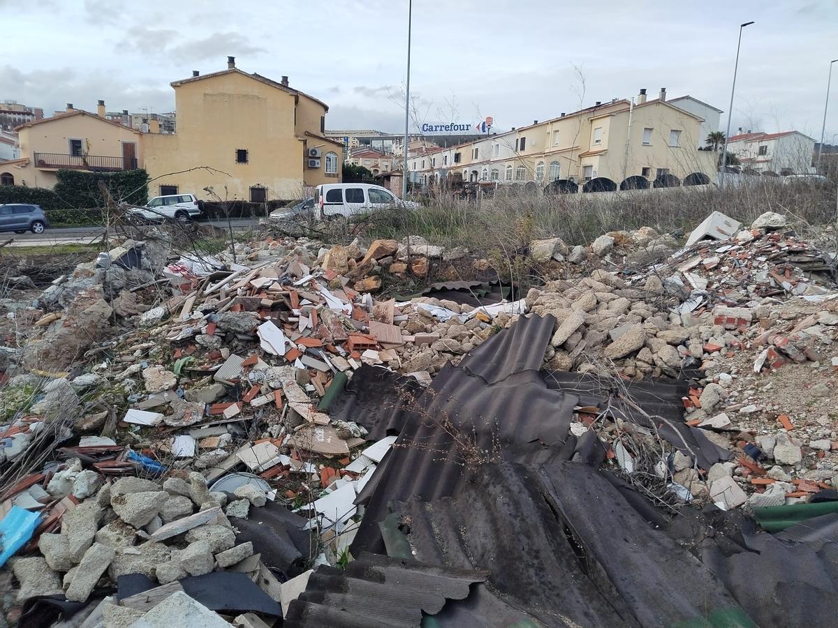 FOTOGALERÍA | Imágenes de una escombrera a pie de calle en Plasencia, que se ha hecho viral FOTOGALERÍA | Imágenes de una escombrera a pie de calle en Plasencia, que se ha hecho viral