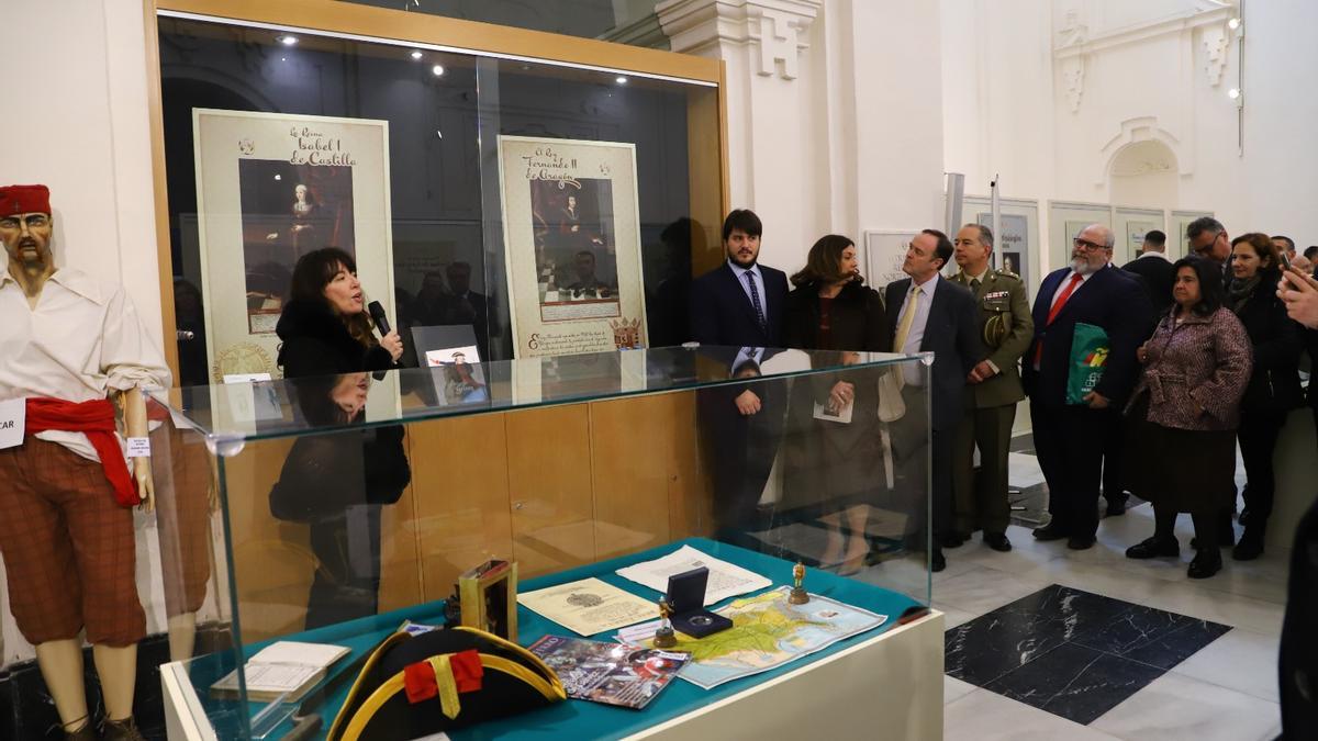 Eva García, comisaria de la exposición, hace un recorrido por la muestra junto a autoridades y asistentes.