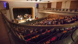 Actuación del grupo A Contra Blues, en el ’casal’ de La Font d’en Fargues. 