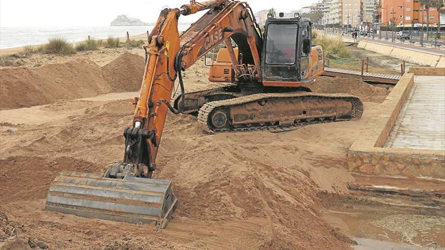 La playa de Peñíscola comienza a recuperarse tras los temporales