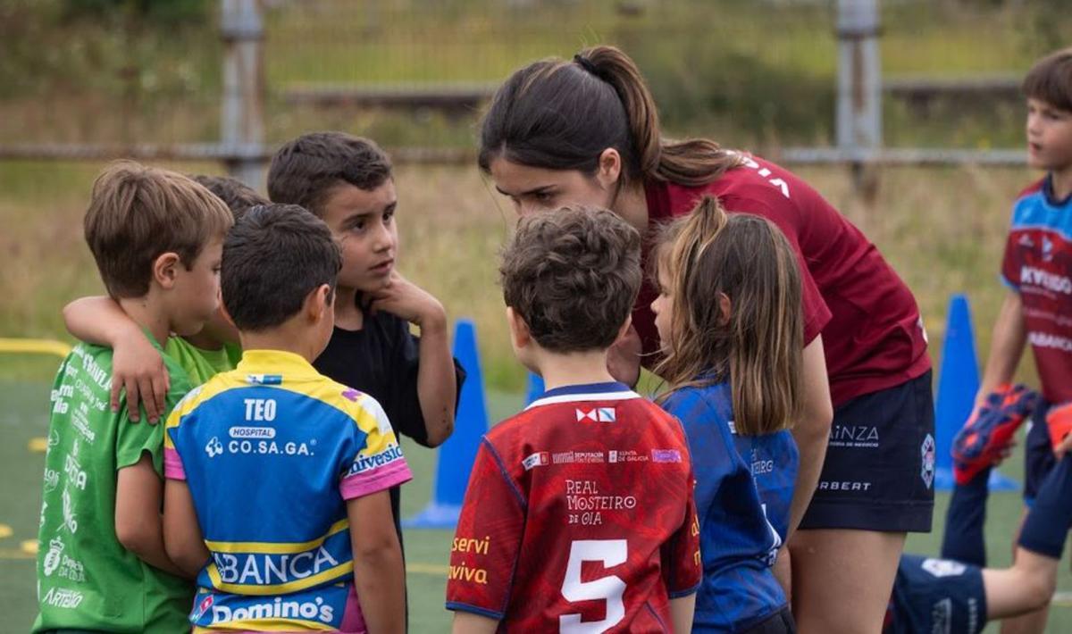 Una canterana ejerce de entrenadora.